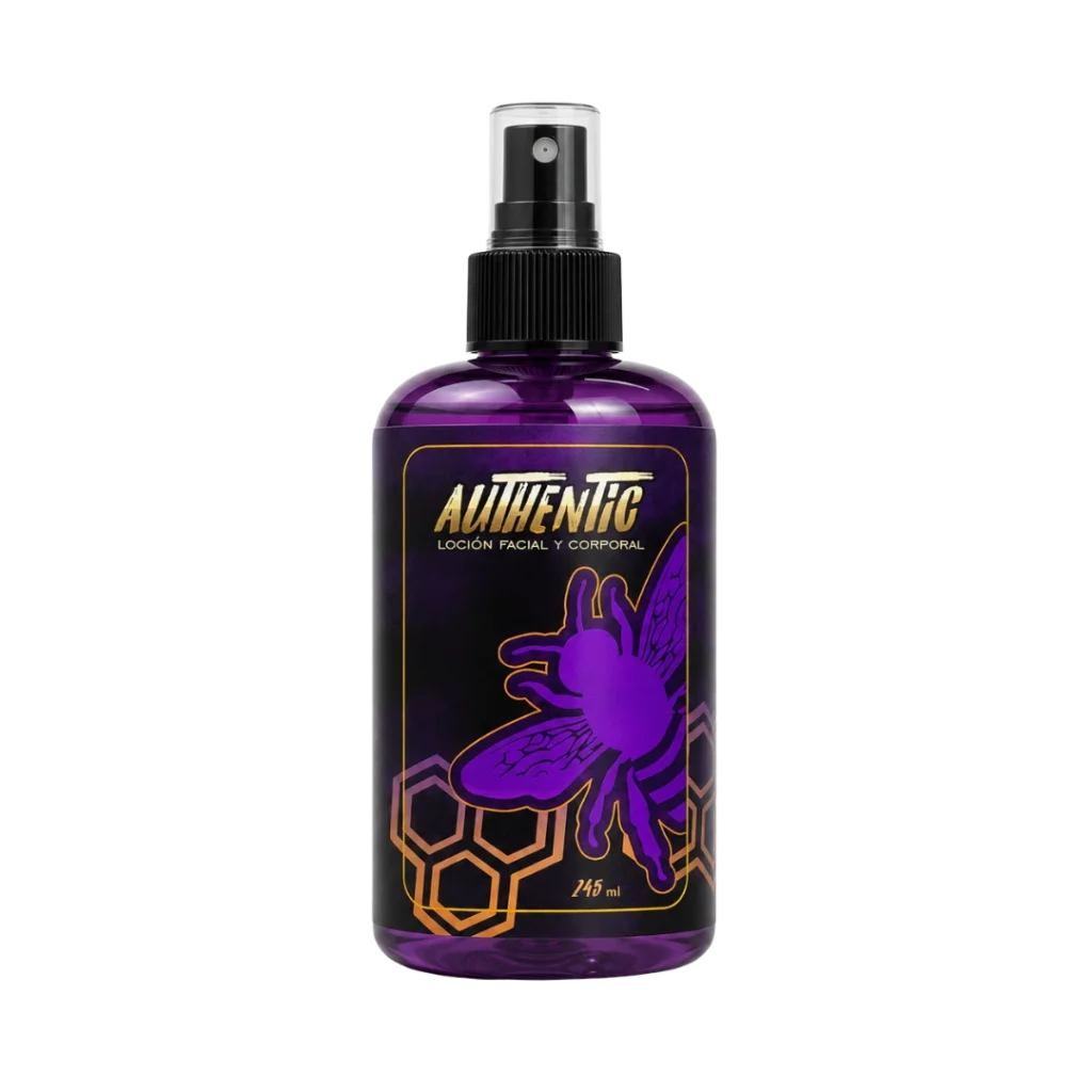 Botella de After Shave Authentic Mulberry de 250ml con atomizador negro, líquido color violeta claro y etiqueta de abeja púrpura.