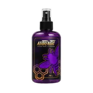 Botella de After Shave Authentic Mulberry de 250ml con atomizador negro, líquido color violeta claro y etiqueta de abeja púrpura.
