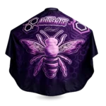 Capa de barbería profesional Authentic Muberry, tela antifluidos morada con diseño de abeja y patrones geométricos.