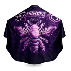 Capa de barbería profesional Authentic Muberry, tela antifluidos morada con diseño de abeja y patrones geométricos.