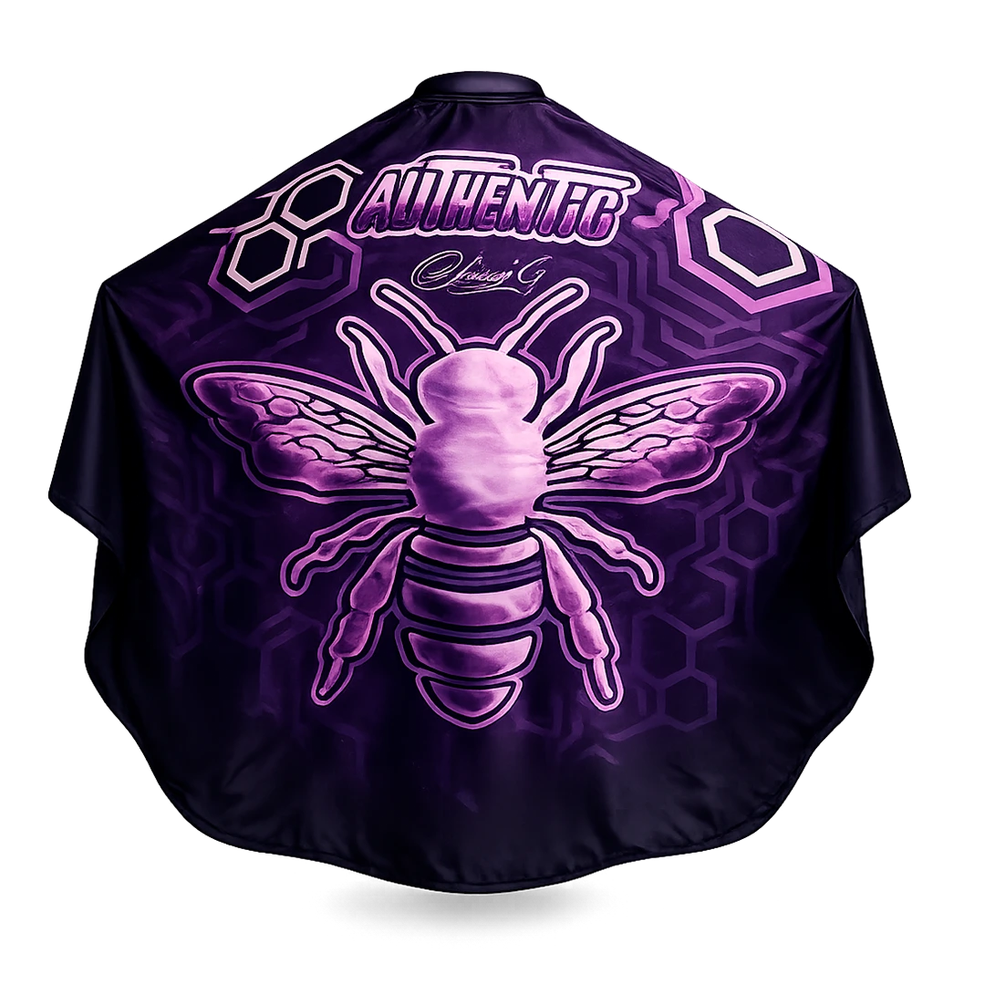 Capa de barbería profesional Authentic Muberry, tela antifluidos morada con diseño de abeja y patrones geométricos.